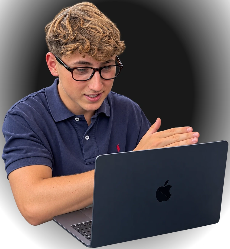 Fabio Schmidl, Gründer von S&B STOREMERCE, am Laptop